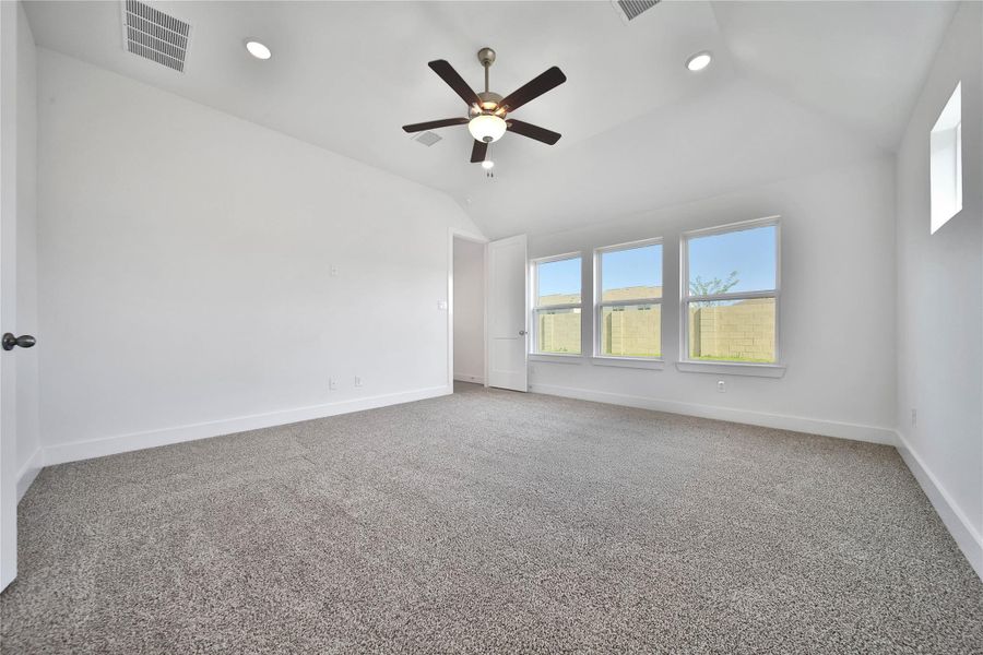 Spacious, unfurnished interior of a new home in , Rosharon (Image 14).