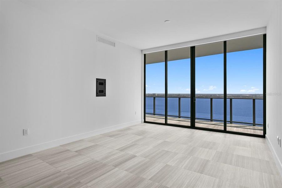 Spacious, unfurnished interior of a new home in , Tampa (Image 72).
