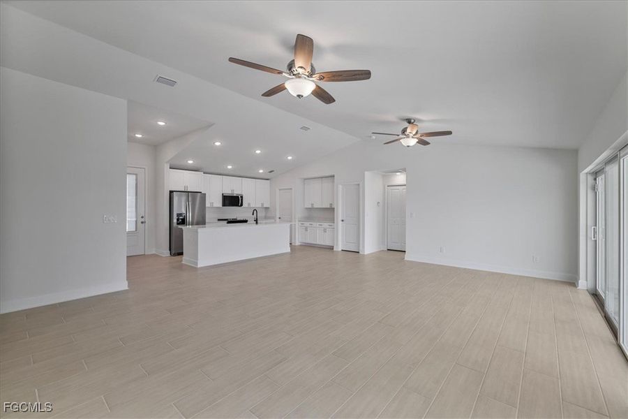 Spacious, unfurnished interior of a new home in Cape Coral, Cape Coral (Image 14).