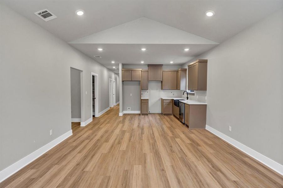 Spacious, unfurnished interior of a new home in , Granbury (Image 19).