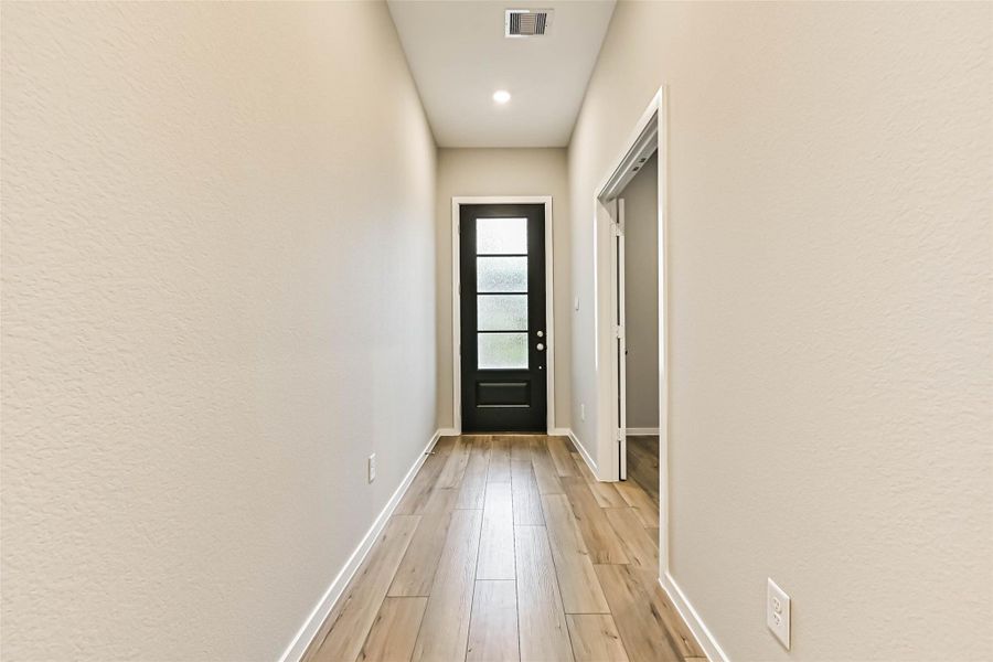 Spacious, unfurnished interior of a new home in Lago Mar, Texas City (Image 26).