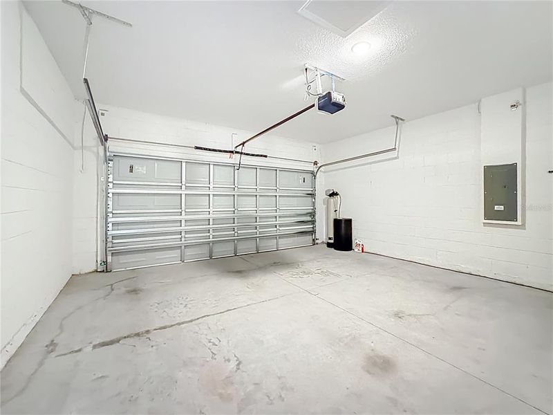 Spacious, unfurnished interior of a new home in , Ocala (Image 28).