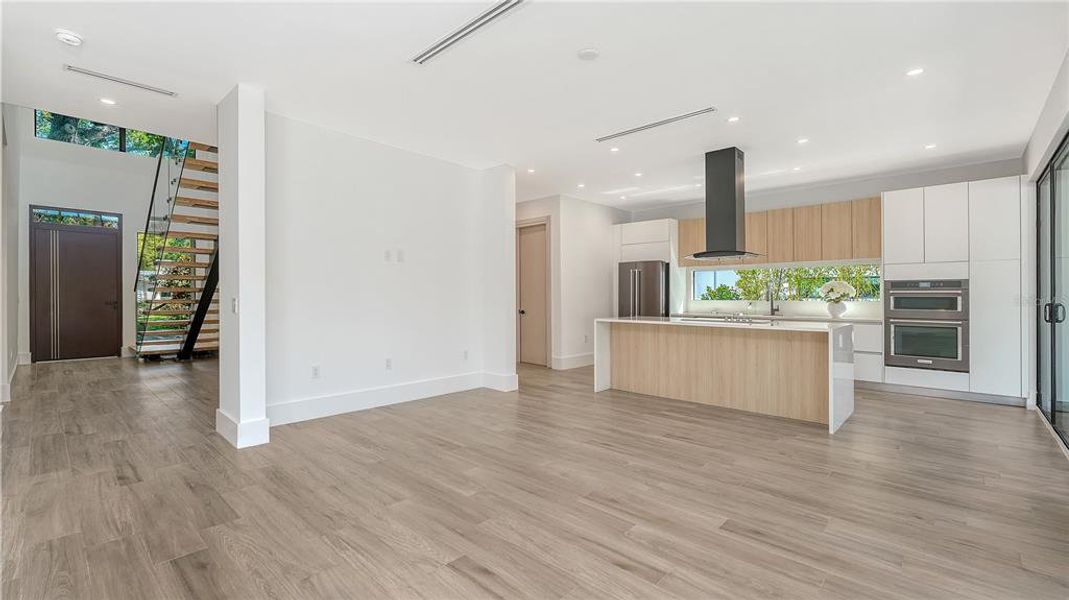 Spacious, unfurnished interior of a new home in , Sarasota (Image 20).