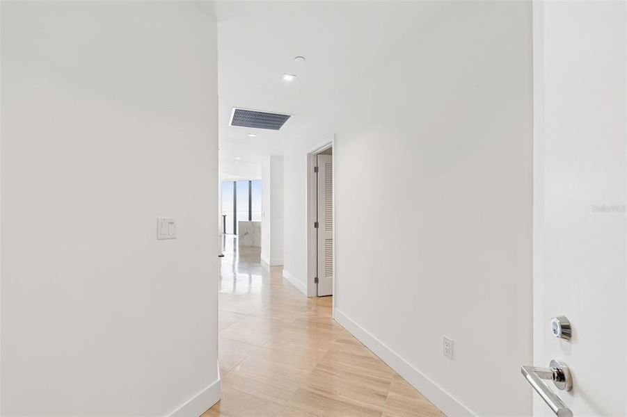 Spacious, unfurnished interior of a new home in , Tampa (Image 23).