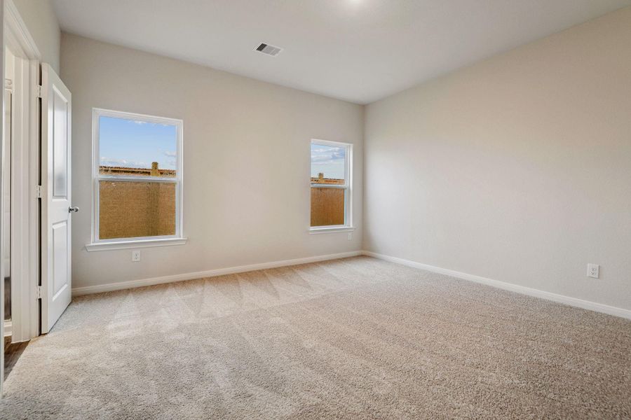Spacious, unfurnished interior of a new home in Sweetwater Ridge, Conroe (Image 19).