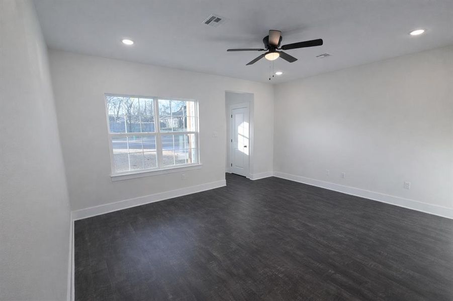 Spacious, unfurnished interior of a new home in , Denison (Image 18).