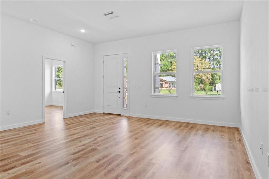 Spacious, unfurnished interior of a new home in , Citrus Springs (Image 14).