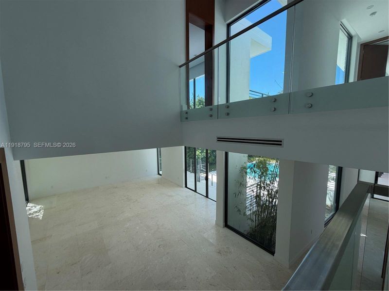 Spacious, unfurnished interior of a new home in , Key Biscayne (Image 3).
