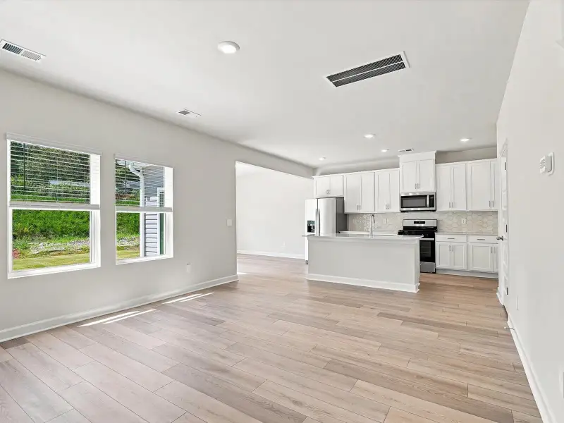 Spacious, unfurnished interior of a new home in Creek Ridge - Heritage Collection, Spartanburg (Image 10).