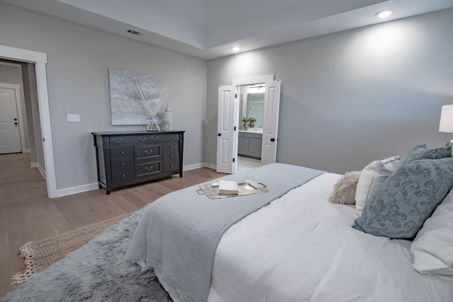 Representative furnished interior of a home built from the Willow by Grant & Co in Manor at Hall Creek, Arlington (Image 57).