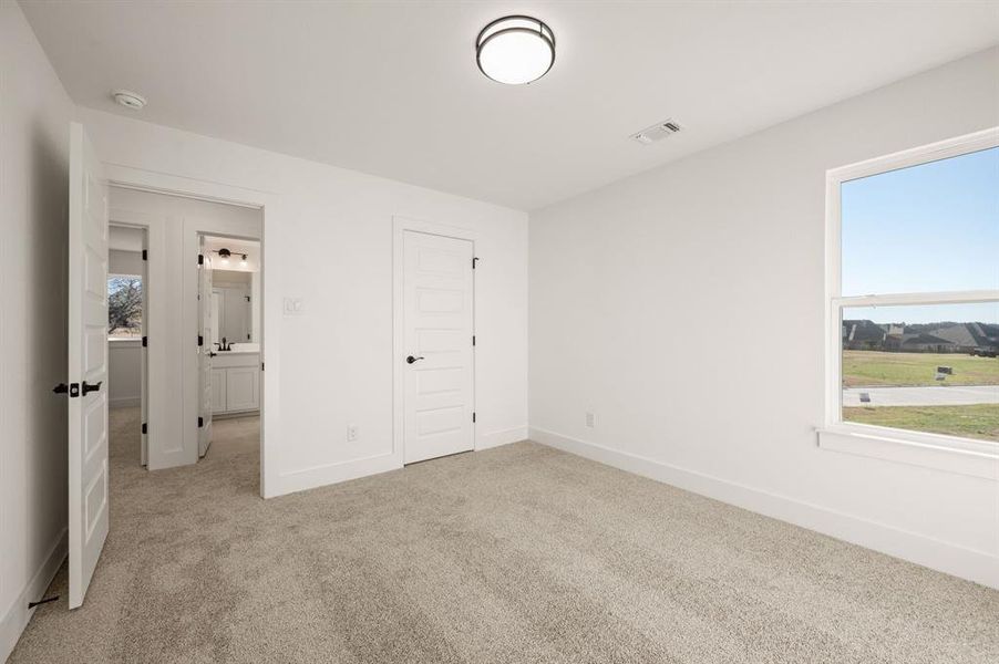 Spacious, unfurnished interior of a new home in The Resort on Eagle Mt. Lake, Fort Worth (Image 31).