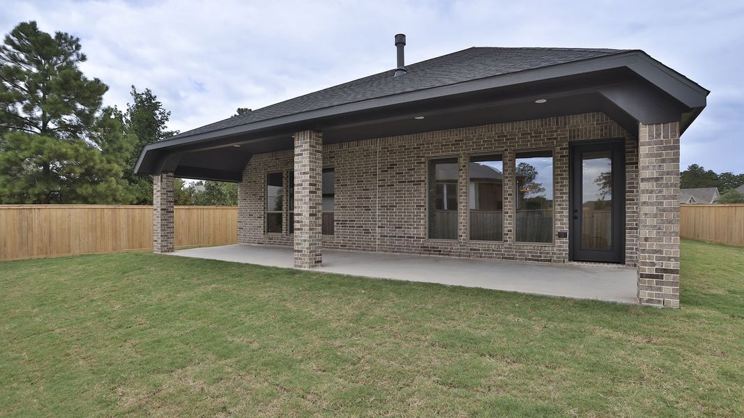 Exterior details and patio area of a home in Kresston, Montgomery (Image 3).