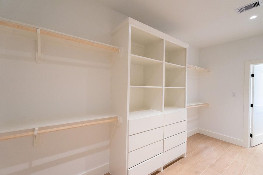 Spacious, unfurnished interior of a new home in , Pasadena (Image 40).