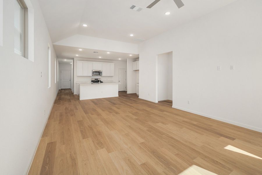 Spacious, unfurnished interior of a new home in Trinity Ranch, Elgin (Image 19).