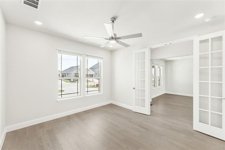 Spacious, unfurnished interior of a new home in Chaparral Park, Oak Point (Image 19). Spacious, unfurnished interior of a new home in Chaparral Park, Oak Point (Image 19).