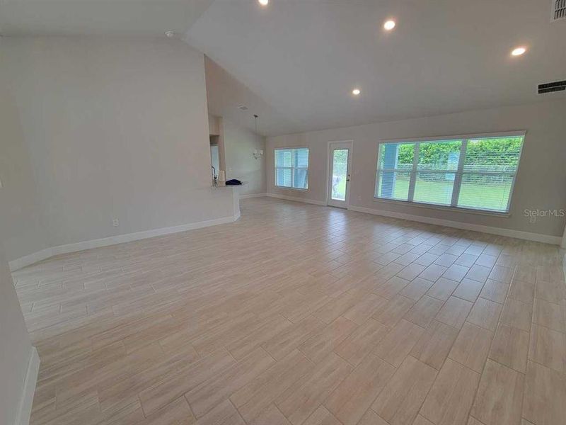 Spacious, unfurnished interior of a new home in , Ocala (Image 17).