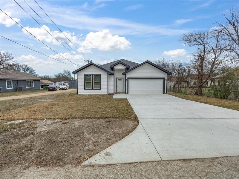Front exterior of a new home in , Italy, TX, highlighting curb appeal (Image 13).