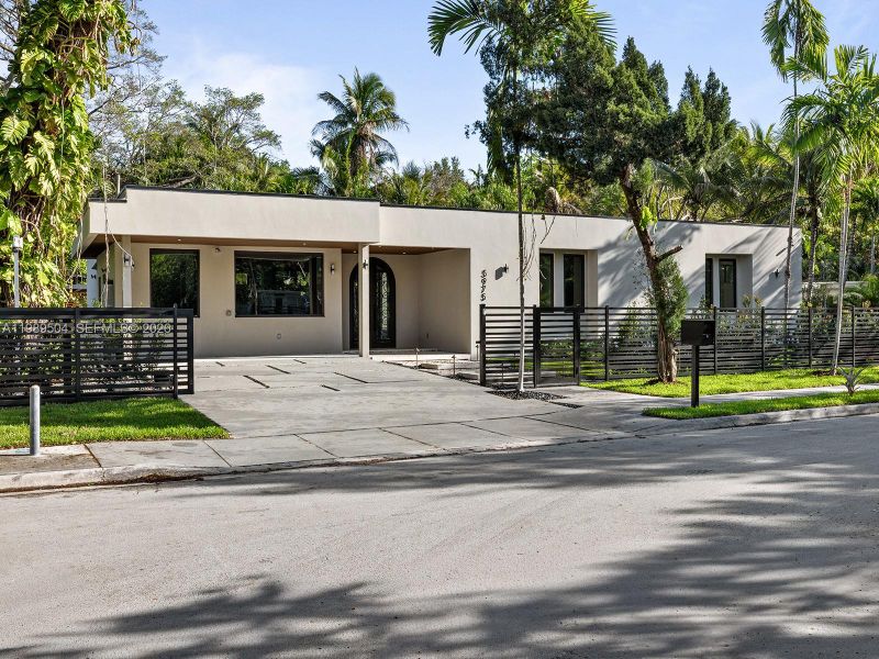 Community amenities in , South Miami (Image 25).