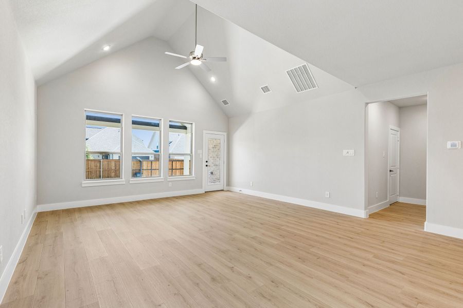 Spacious, unfurnished interior of a new home in Dove Hollow, Waxahachie (Image 18). Spacious, unfurnished interior of a new home in Dove Hollow, Waxahachie (Image 18).