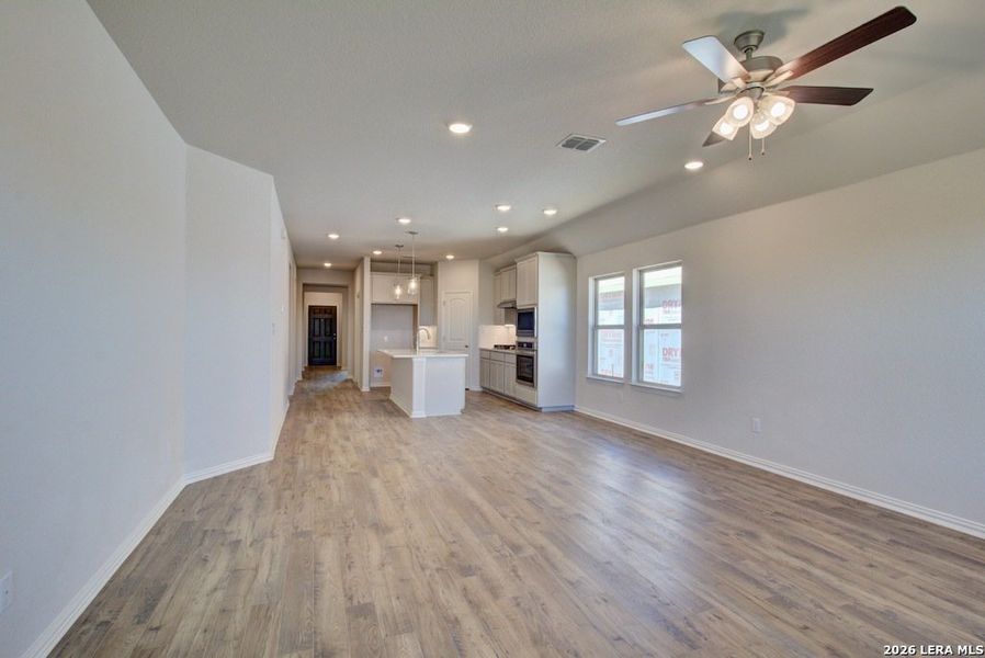 Spacious, unfurnished interior of a new home in Sunflower Ridge, New Braunfels (Image 12).
