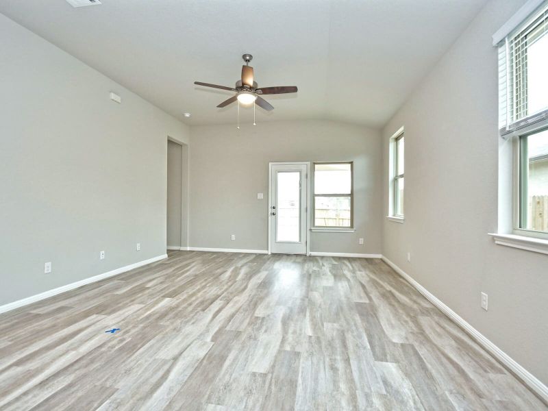 Spacious, unfurnished interior of a new home in Thomas Pond, San Antonio (Image 16).