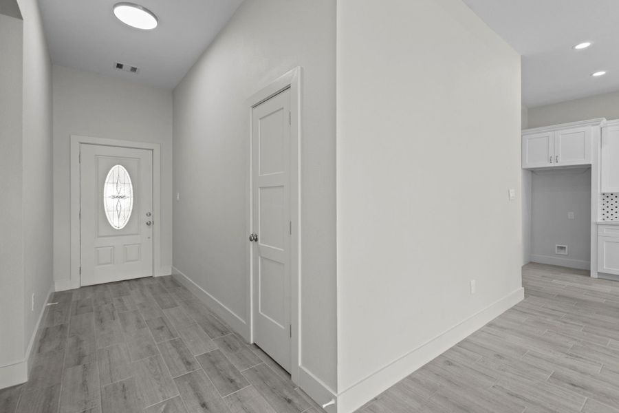 Spacious, unfurnished interior of a new home in , Nederland (Image 20).