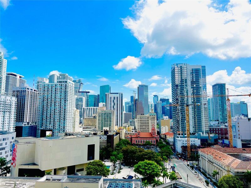 Condo located in Miami, FL showcasing its design and architecture (Image 27).