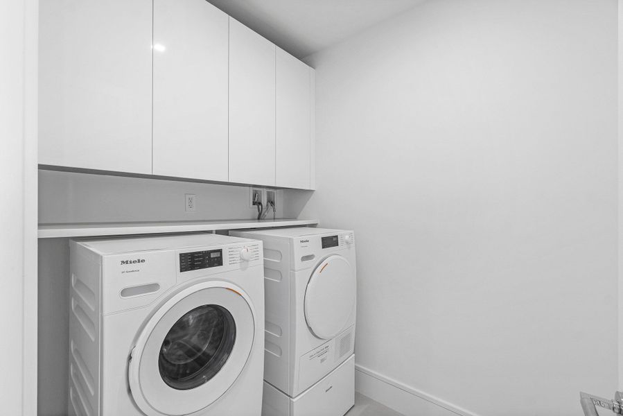 Full-size Laundry Room - Side by Side Mi
