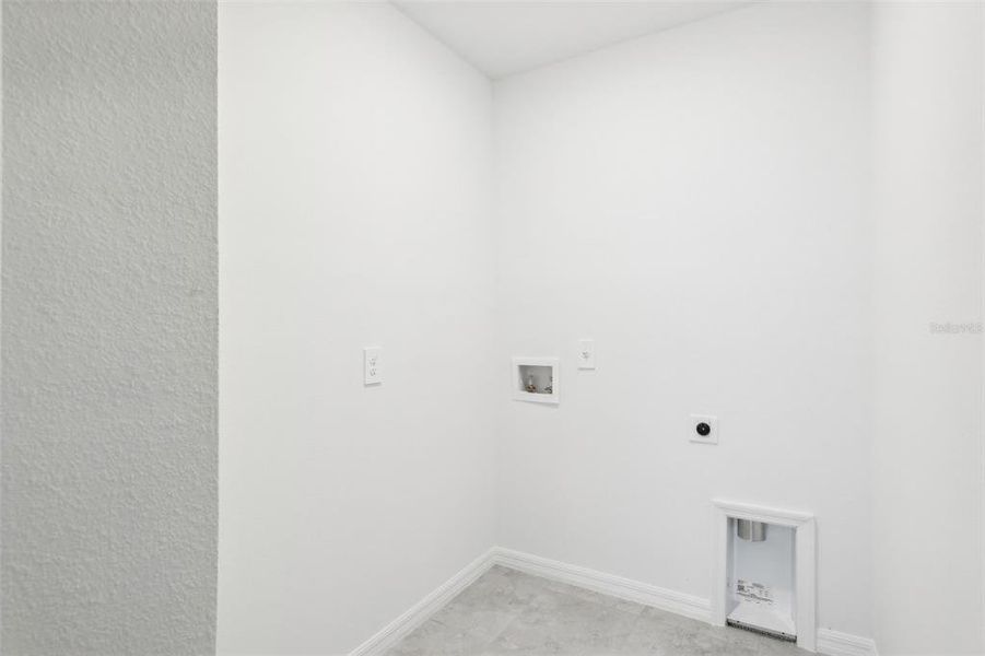 Spacious, unfurnished interior of a new home in Lake Deer Estates - Classic Series, Poinciana (Image 25).