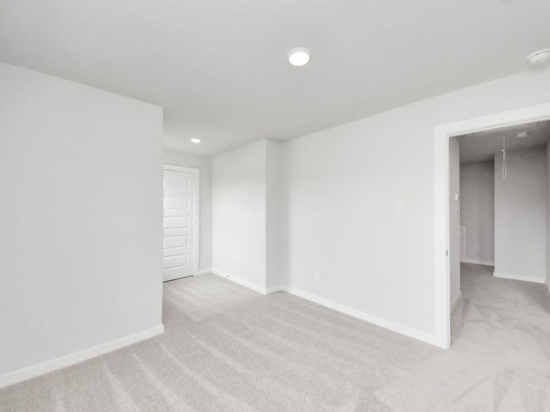 Spacious, unfurnished interior of a new home in Caney Creek Place, Conroe (Image 32).