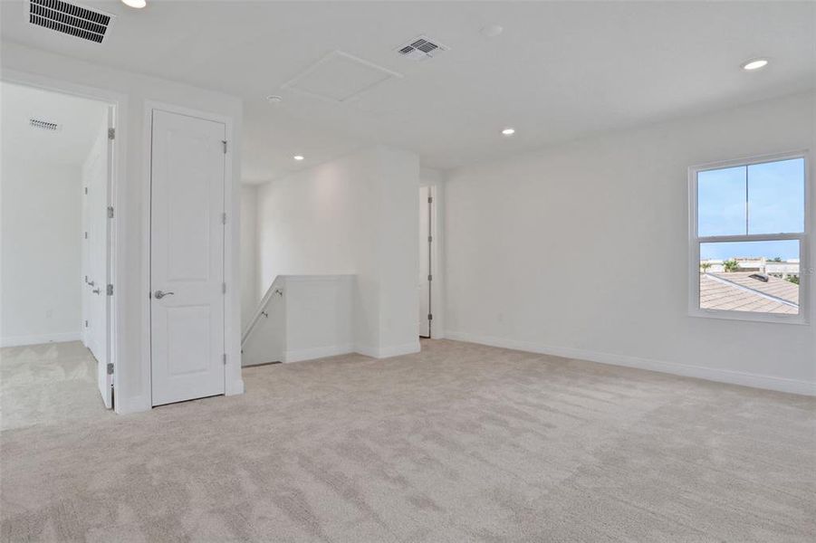 Spacious, unfurnished interior of a new home in Bungalow Walk at Lakewood Ranch, Sarasota (Image 28).