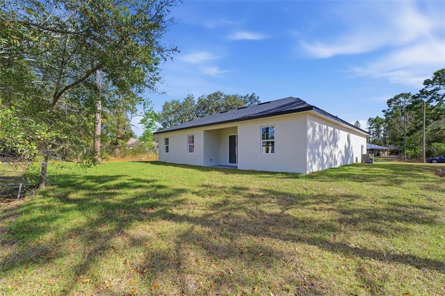 Exterior details and patio area of a home in , Citrus Springs (Image 4).