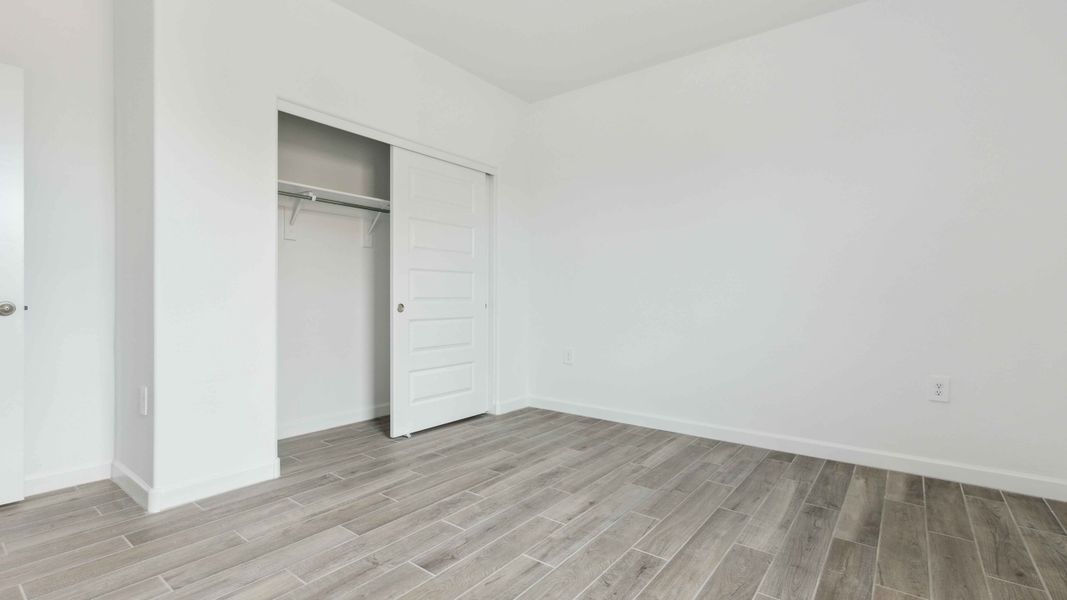 Spacious, unfurnished interior of a new home in Entrada Del Oro, Gold Canyon (Image 25).