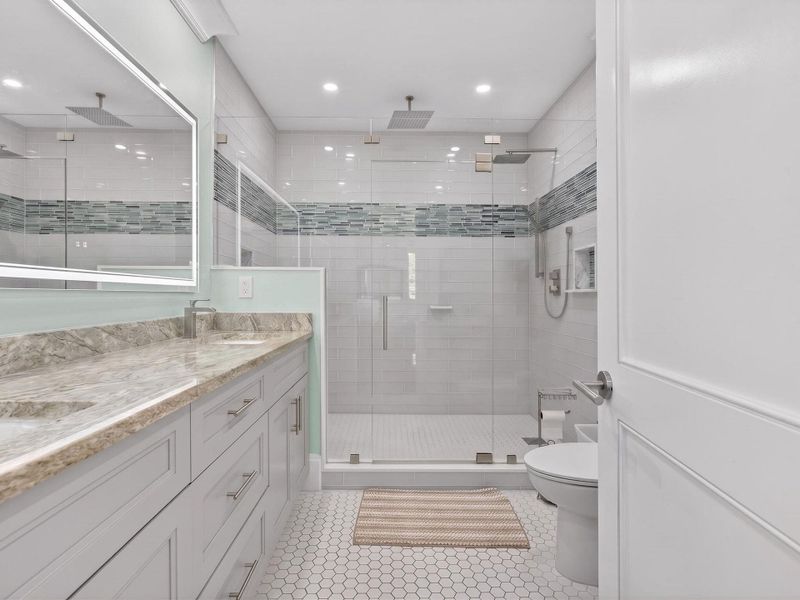 1st Floor Master Bath