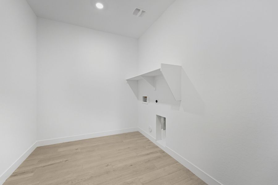 Spacious, unfurnished interior of a new home in Combs Ranch, San Tan Valley (Image 27).