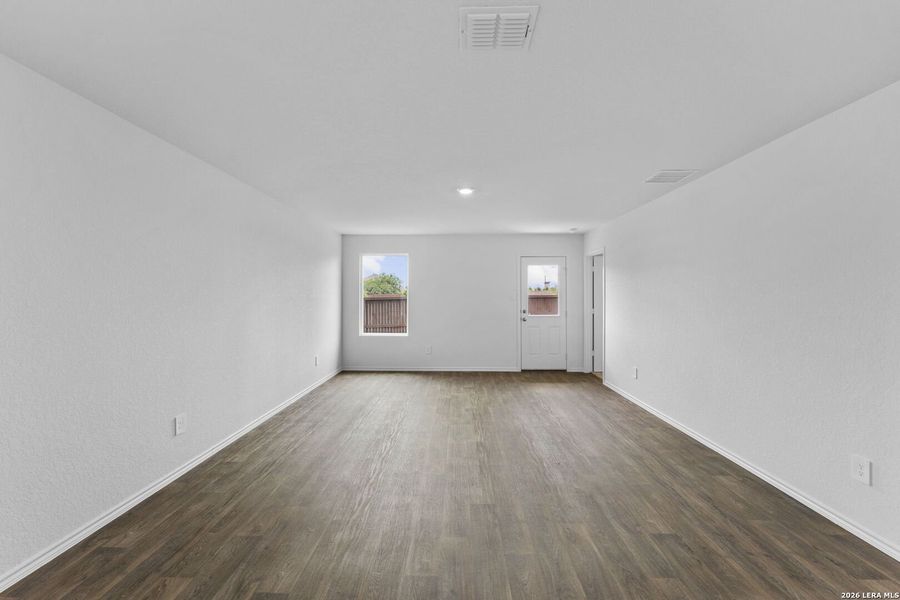 Spacious, unfurnished interior of a new home in Avenida, Converse (Image 16).