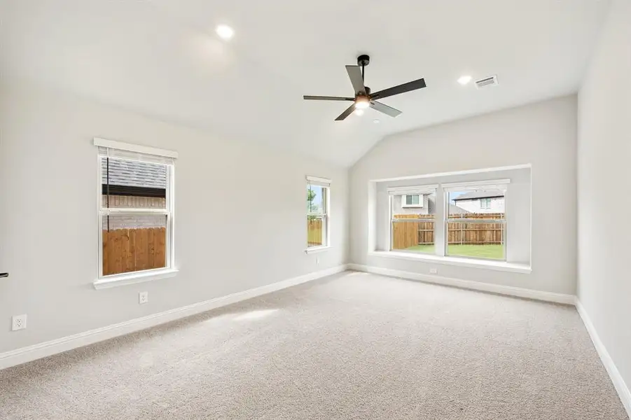 Spacious, unfurnished interior of a new home in Willow Wood, McKinney (Image 25).