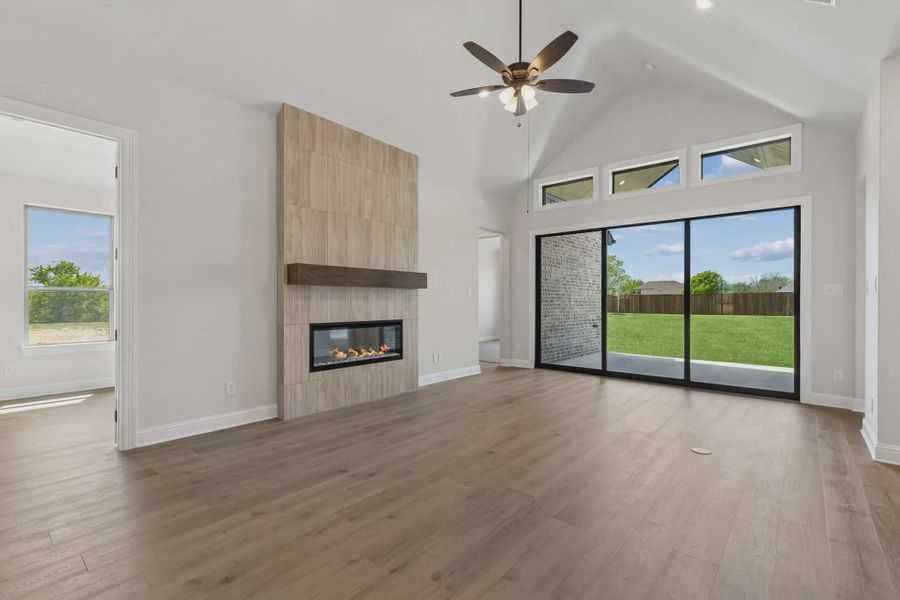 Spacious, unfurnished interior of a new home in Oaks of North Grove, Waxahachie (Image 7).