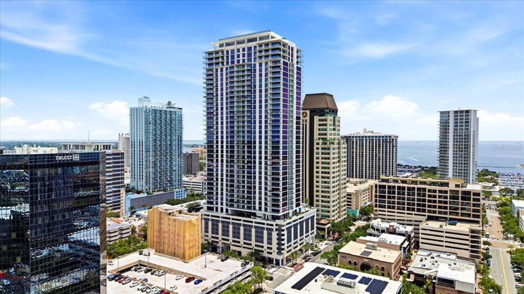 Condo located in St. Petersburg, FL showcasing its design and architecture (Image 4).
