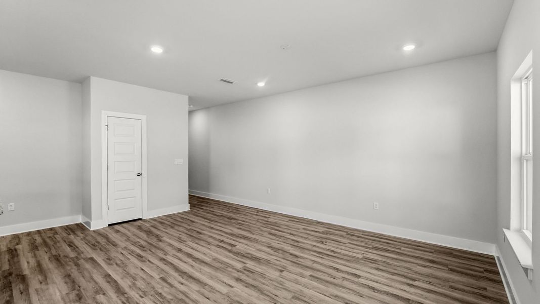 Spacious, unfurnished interior of a new home in Chateau Nemours, Port Saint Joe (Image 18).