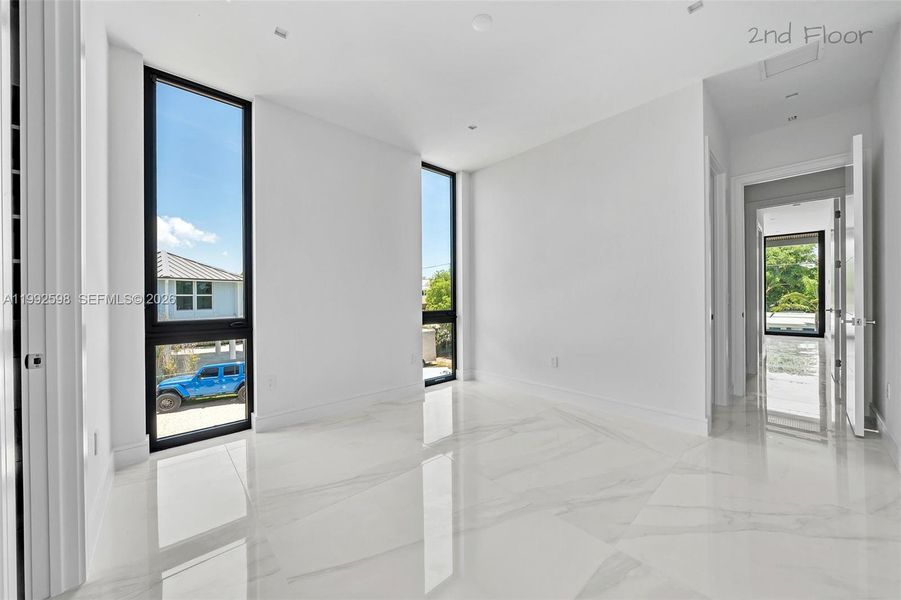 Spacious, unfurnished interior of a new home in , Key Largo (Image 58).