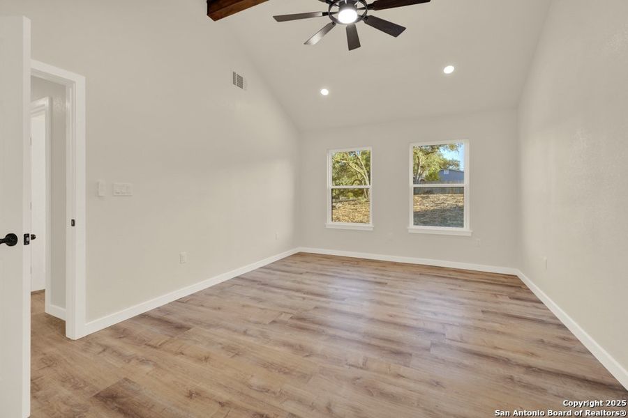 Spacious, unfurnished interior of a new home in , Canyon Lake (Image 19).