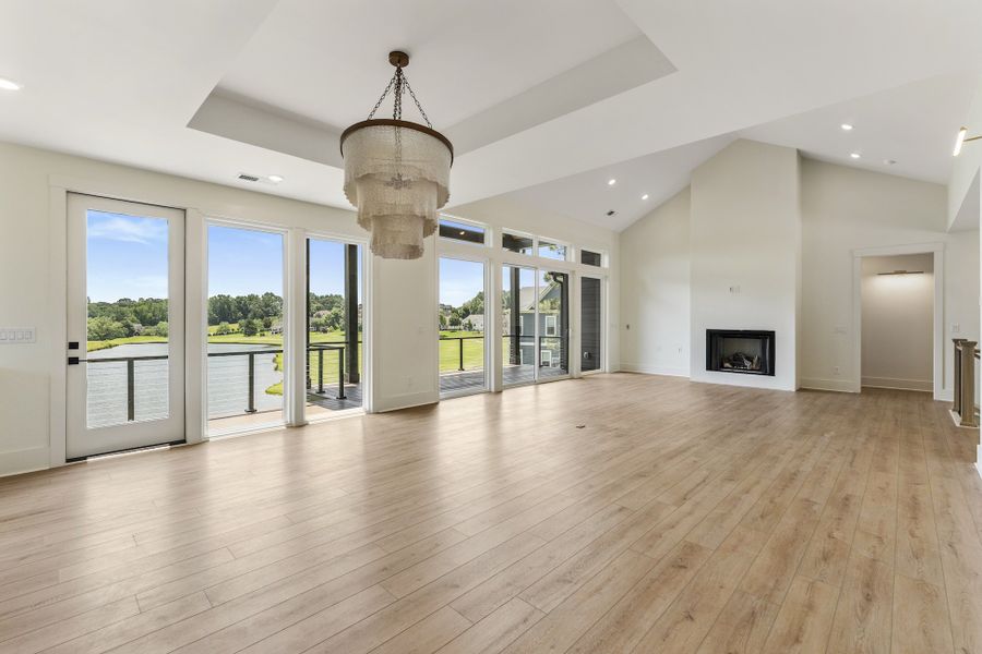 Spacious, unfurnished interior of a new home in Cross Creek Plantation, Seneca (Image 4).