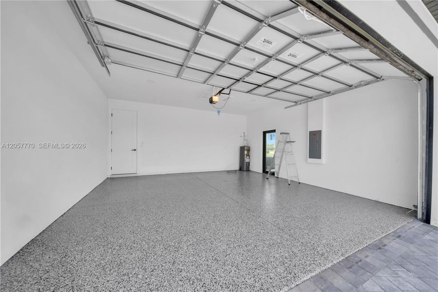 Spacious, unfurnished interior of a new home in , Cape Coral (Image 28).