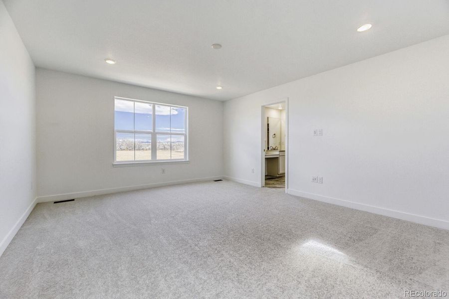 Spacious, unfurnished interior of a new home in Vermilion Creek, Centennial (Image 11).