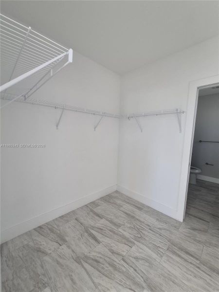 Spacious, unfurnished interior of a new home in , Cape Coral (Image 17).