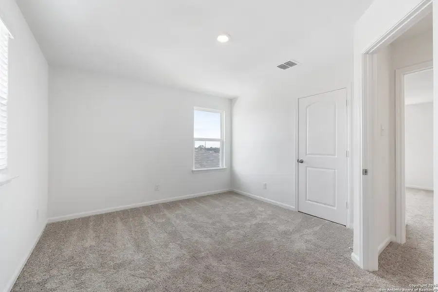 Spacious, unfurnished interior of a new home in Rosewood Estates, Lytle (Image 9).