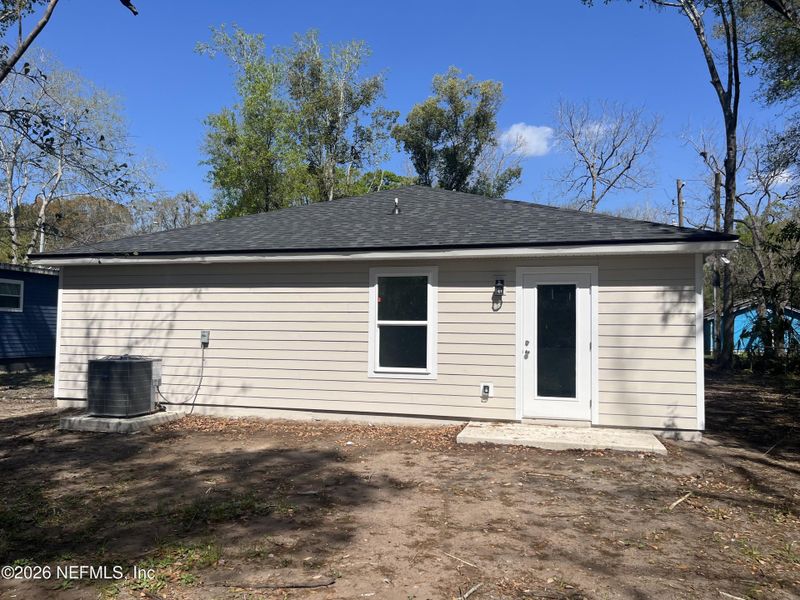 Exterior details and patio area of a home in , Jacksonville (Image 3).