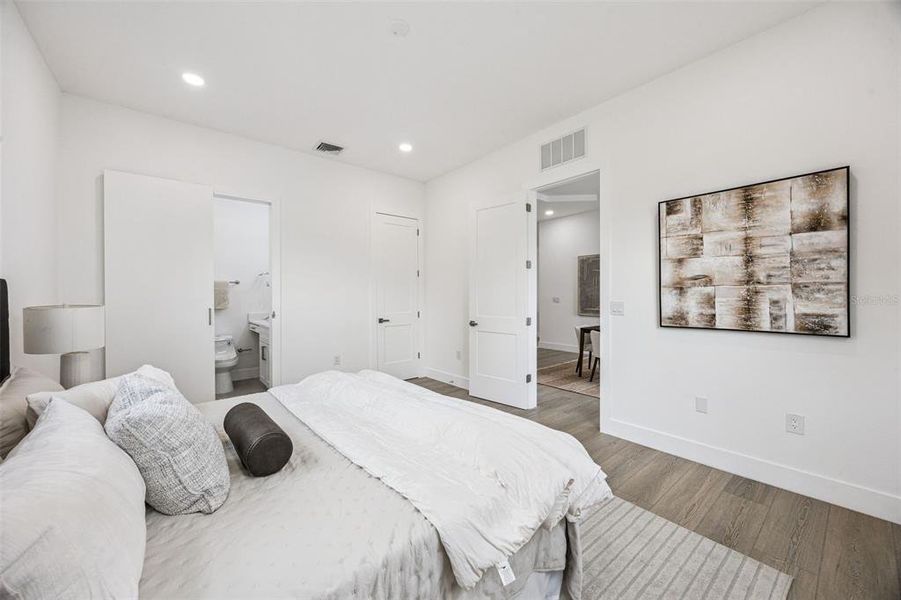 Furnished interior view inside a new home in , Orlando (Image 25).