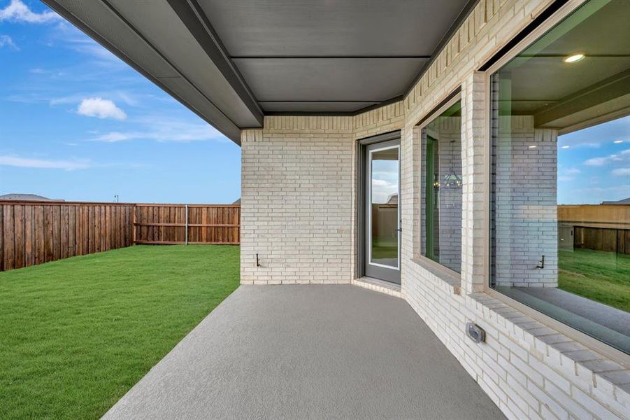 Exterior details and patio area of a home in Myrtle Creek, Waxahachie (Image 3).